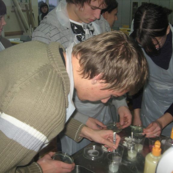 Priprava testa za učinkovitost mil na MO, marec 2011, foto Nejc Švent
