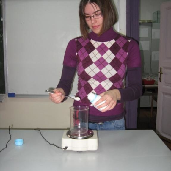 Tehtanje hranilnega agarja, marec 2011, foto Nejc Švent
