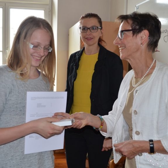 Izročitev diplome in darila Tamari Koprivc