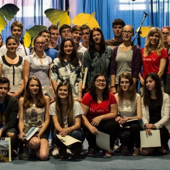 Dobitniki priznanj iz 4. letnika z ravnateljico Mojco Lukšič