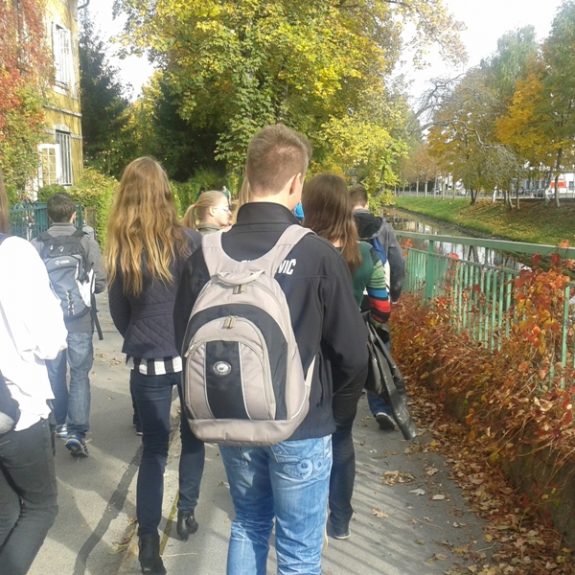 Sprehajalna pot vodi ob kanalu v center
