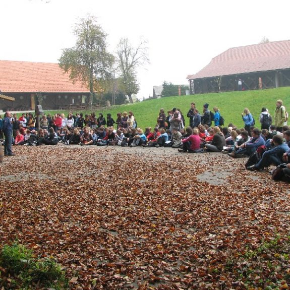 Jurčičeva pot - Pred Jurčičevo domačijo
