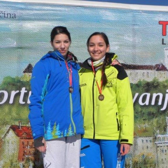 Tretjeuvrščena Katarina Malenšek (desno)