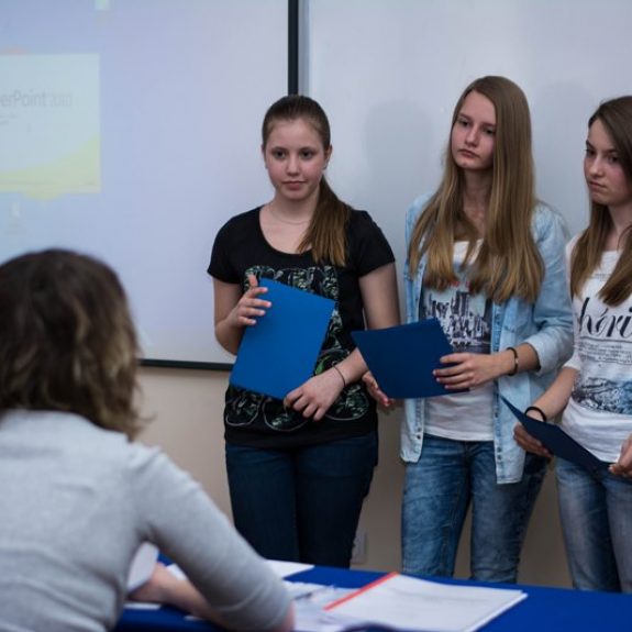 Po predstavitvi je raziskovalce strokovna komisija ocenila in jim podala napotke za nadaljnje raziskovanje