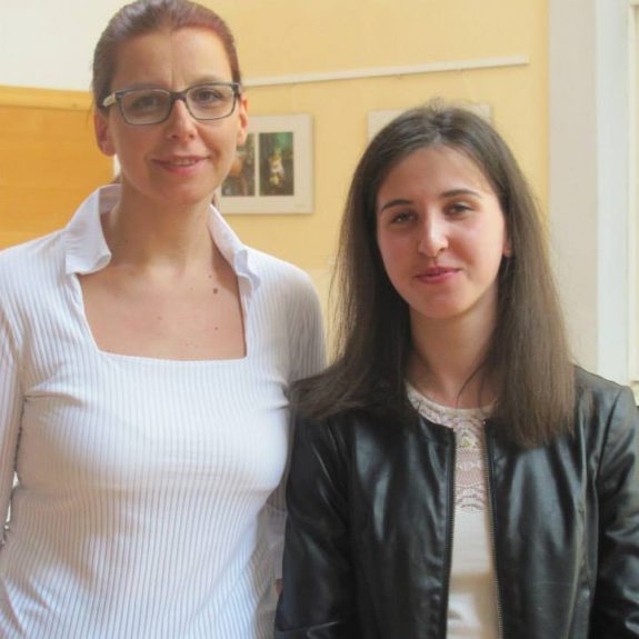 Zlata maturantka z vsemi točkami in ravnateljica Mojca Lukšič