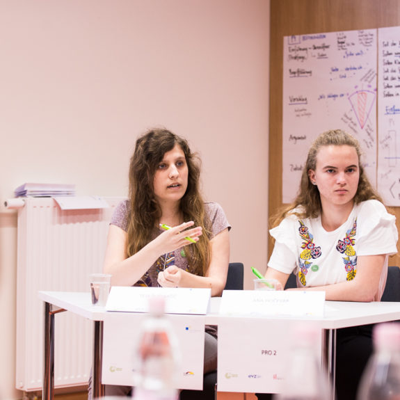 Teja in Ana v polfinalni debati, foto: Goethe-Institut Ljubljana