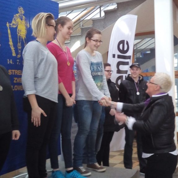 Bivša slovenska olimpijska strelka podeljuje medalje našim dekletom
