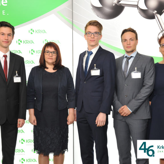 Nagrajenci Uroš Prešern, Domen Kulovec in Tristan Kovačič z mentorico in ravnateljico, foto: Arhiv Krke, d.d., Novo mesto