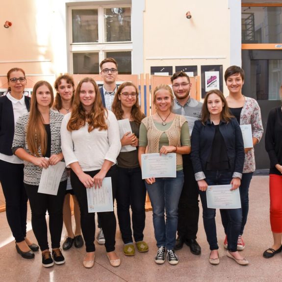 dobitniki francoske jezikovne diplome DELF z ravnateljico Mojco Lukšič in mentorico Elso Louis
