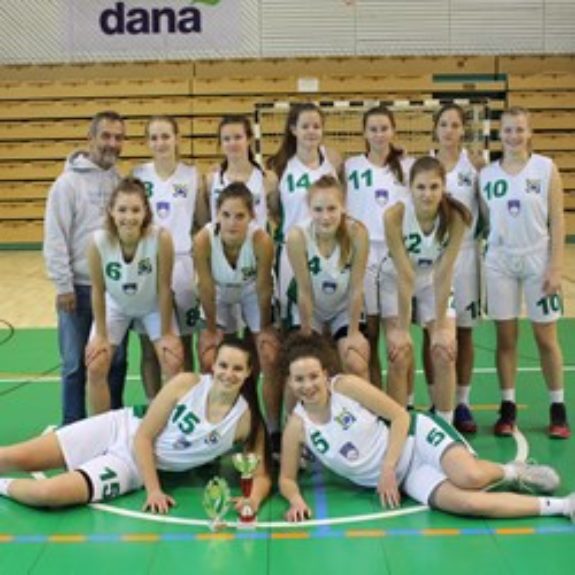 Gimnazija Novo mesto s pokalom, foto: Agencija za šport