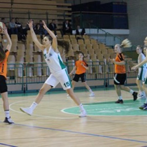 Kapetanka Anja, 4. Š, se bori v obrambi, foto: Agencija za šport
