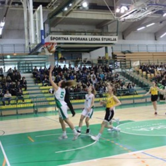 Nika, 4. C, zaklučuje napad s košem, foto: Agencija za šport