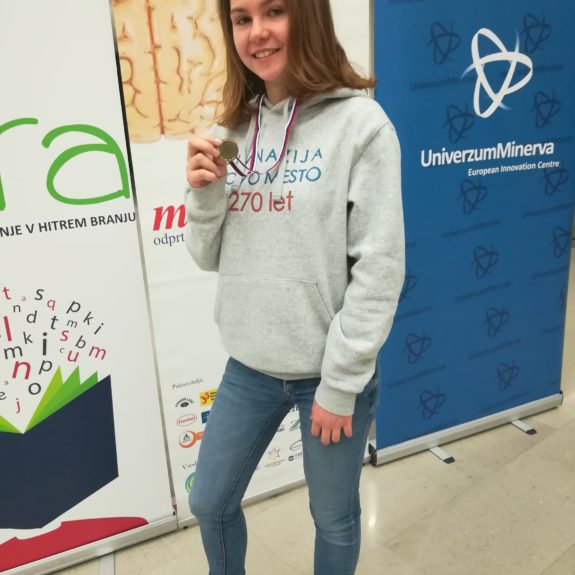 Anja z medaljo za osvojeno 1. mesto v kategoriji Naključne besede, foto: Branka Klemenčič