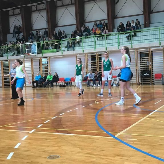 Anja in Ajda v boju s Šiškaricami