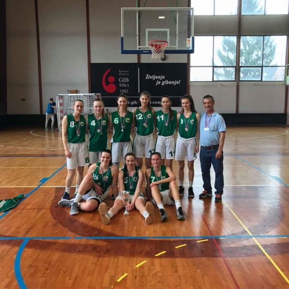 Ekipna fotografija košarkaric Gimnazije Novo mesto - 2. mesto