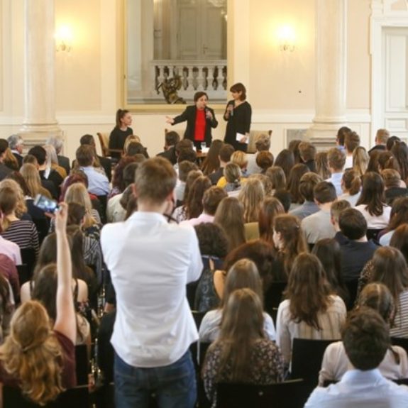 Nobelova nagrajenka za mir v razgovoru z dijaki, foto: arhiv časnika Dnevnik