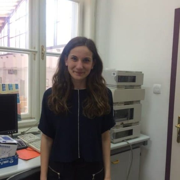 Nastja Medle v šolskem laboratoriju, foto: Katarina Sluga