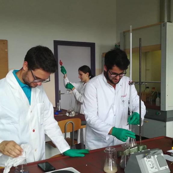 Nastja pri delu v laboratoriju v sodelovanju z ostalimi člani ekipe IChO, foto: Branka Klemenčič