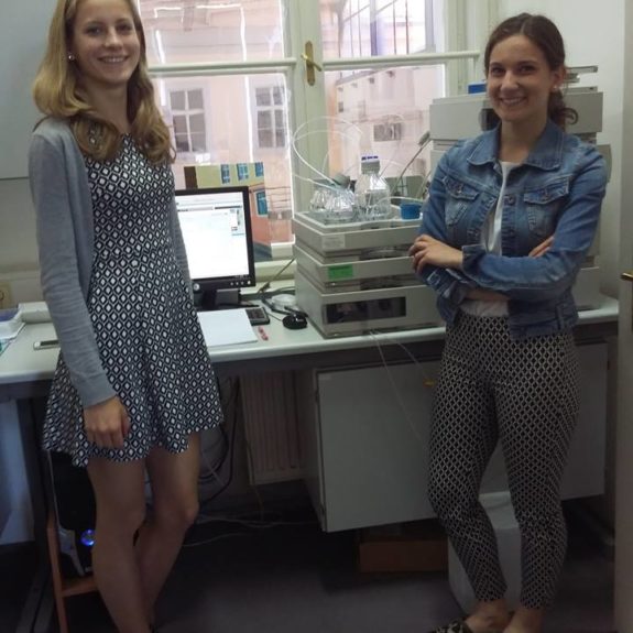 Nastja Medle in Laura Medved pri delu v laboratoriju, foto: Branka Klemenčič