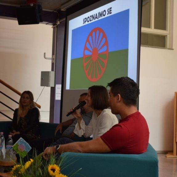 Sodelujoči v živahni razpravi, foto: Jana Prijatelj