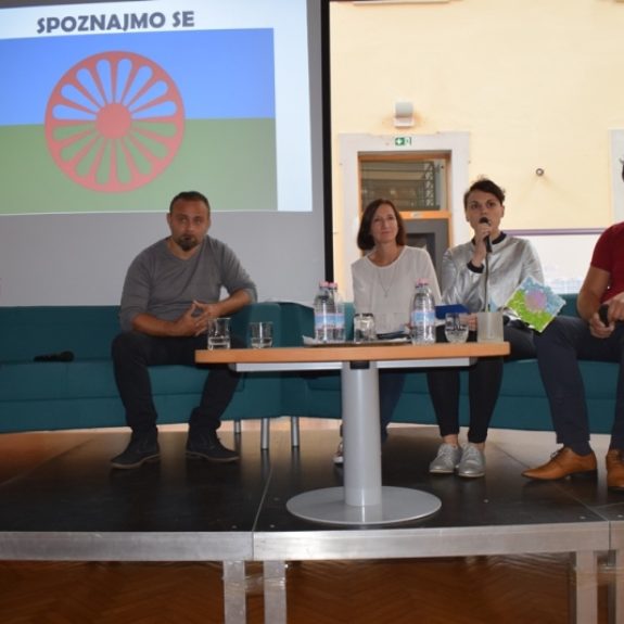 Sodelujoči na okrogli mizi o romski kulturi, foto: Jana Prijatelj