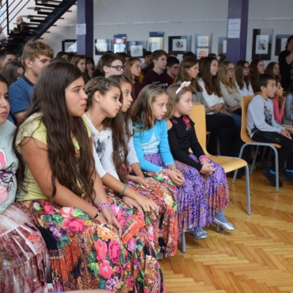 Učenci iz dnevnega centra Brezje med gimnazijci, foto: Jana Prijatelj