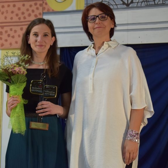 Nastja Medle z ravnateljico po podelitvi nagrade odličnosti Gimnazije Novo mesto, foto. Miha Hadl