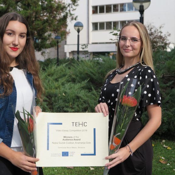 Anamarija Gole in Neja Guček, zmagovalki na natečaju v okviru projekta Poučevanje evropske zgodovine s filmom
