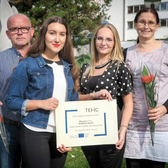 Zmagovalki z mentorjema Matjažem Štihko in Nevenko Malnarič Brulc