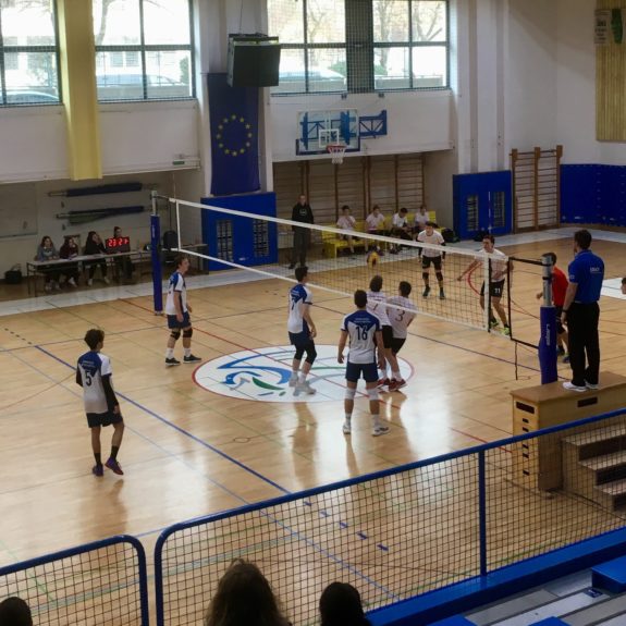 Ekipa Gimnazije Novo mesto v igri proti ekipi ŠC  Kamnik
