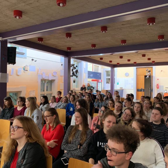 Okrogla miza Iz novomeške gimnazije med zvezde z gosti Ireno Yebuah Tiran, Sašem Đukićem in Tomažem Koncilijo, foto: Mojca Smuk 