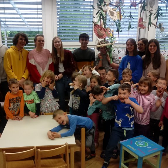 Dijaki 2. d in Modre sove iz vrtca Metka, foto: Maja Hren
