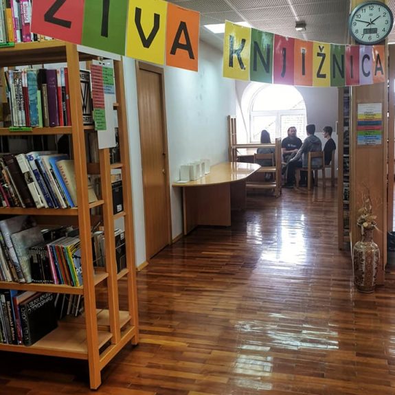 Branje knjige, foto: Maja Žunič Fabjančič