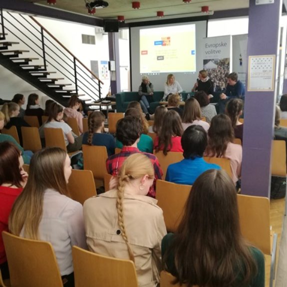 Dijaki na okrogli mizi Lažne novice, foto: Aleksandra Pavlič