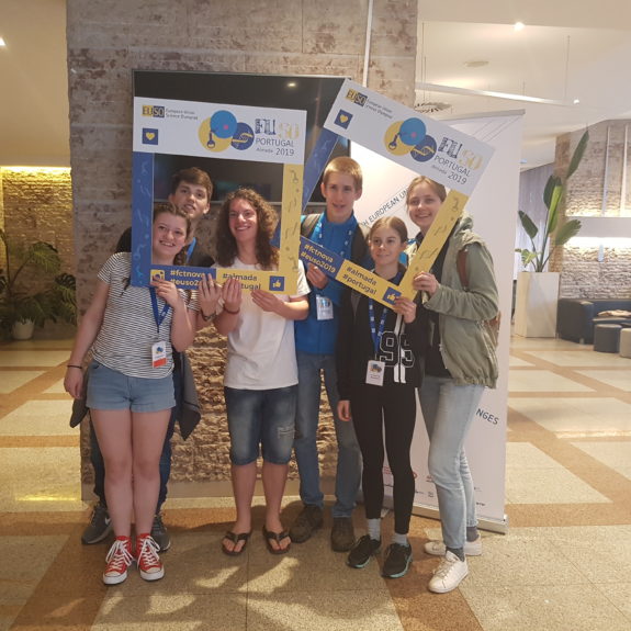 Slovenski ekipi na EUSO 2019 (Jernej Birk, Tjaša Sušnik, Eva Igličar, Simon Bukovec, Luka Peršolja in MArjetka Zupan), foto: Branka Klemenčič