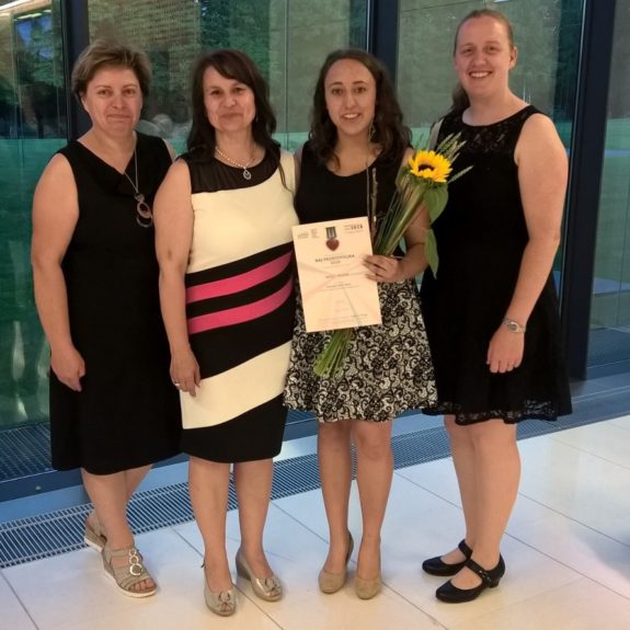 Mojca z mamo in mentoricama na podelitvi priznanja