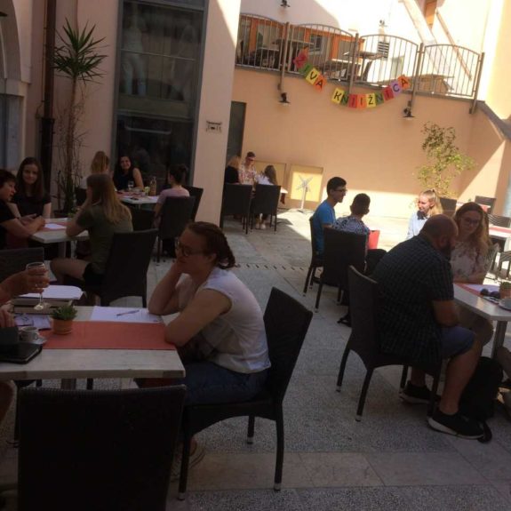 Branje knjig, foto: Nina Arnuš