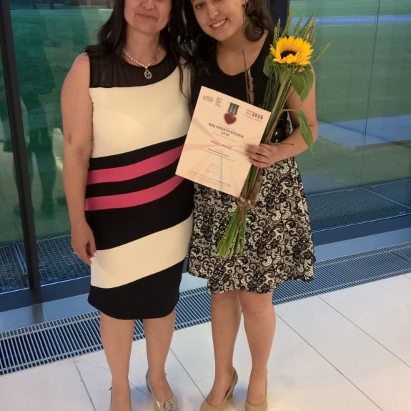 Mojca z mamo na podelitvi priznanja