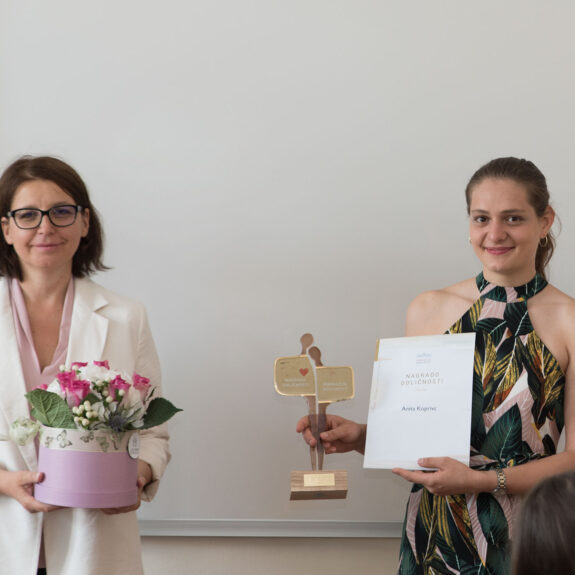 Prejemnica nagrade odličnosti Anita Koprivc z ravnateljico Mojco Lukšič, foto: Miha Hadl