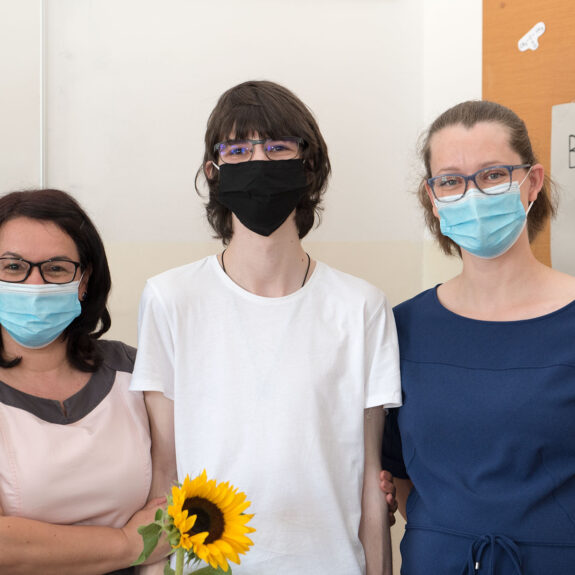 Dimantni maturant Luka Hadl z razredničarkama, foto: Miha Hadl