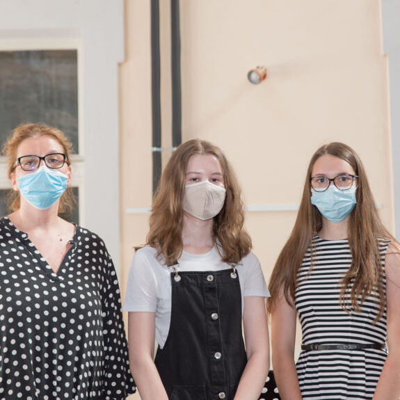 Prejemnici priznanja in priznanja z nagrado iz 1. letnika z ravnateljico, foto: Miha Hadl