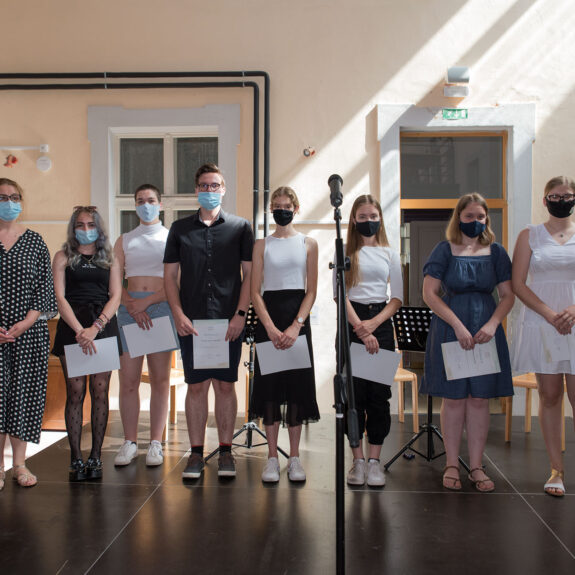 Prejemniki priznanj šole iz 2. letnika z ravnateljico, foto: Miha Hadl