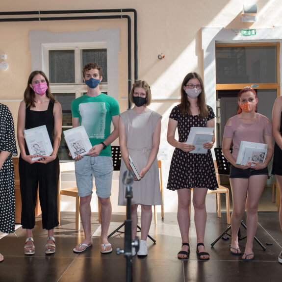 Prejemniki priznanj z nagrado iz 2. letnika z ravnateljico, foto: Mihal Hadl