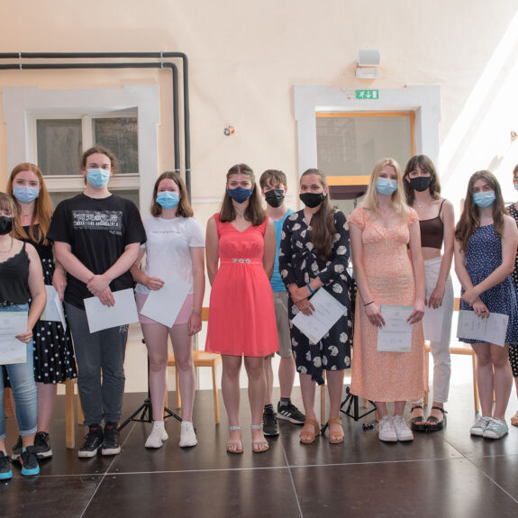 Prejemniki priznanj šole iz 3. letnika z ravnateljico, foto: Miha Hadl