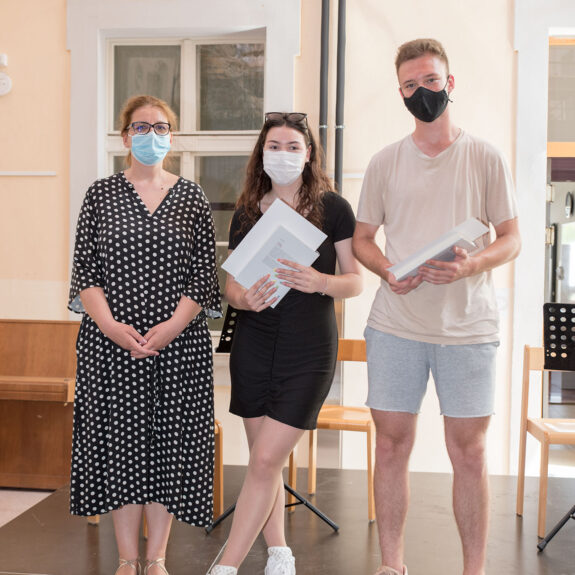 Prejemnika priznanja z nagrado iz 3. letnika z ravnateljico, foto: Miha Hadl