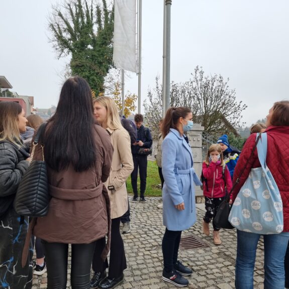 Zbor pred šolo, foto: Lara Lobe