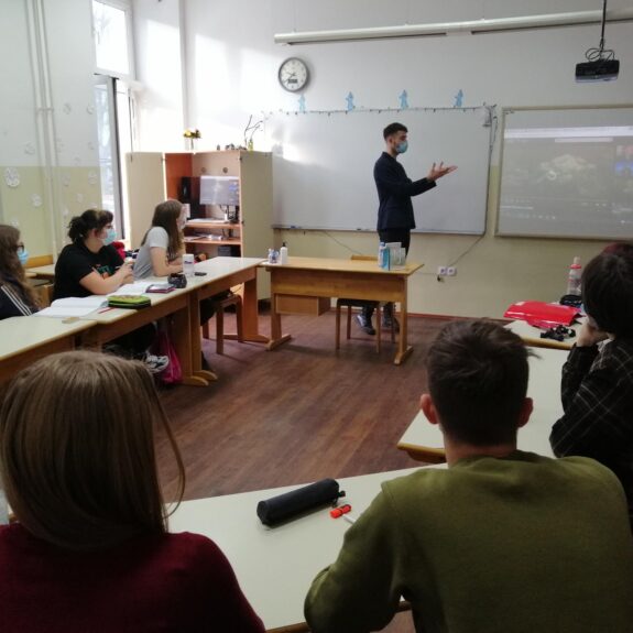 Dijaki 3k z novinarjem Dinom Subašićem, foto: Suzana Krvavica