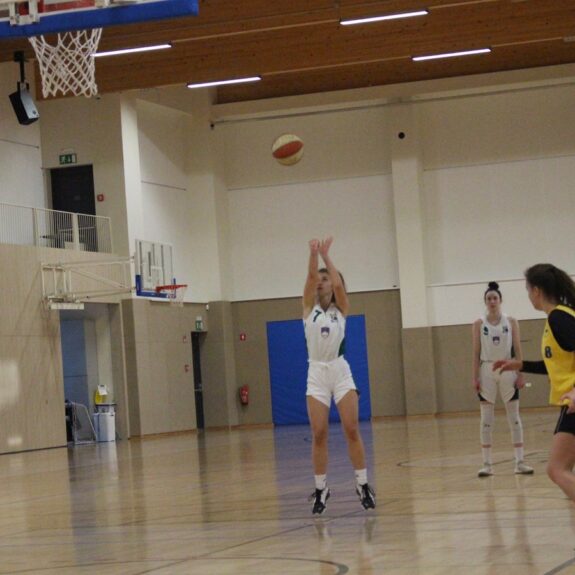 Katarina izvaja prosti met, foto: Miran Jerman, Zavod za šport NM