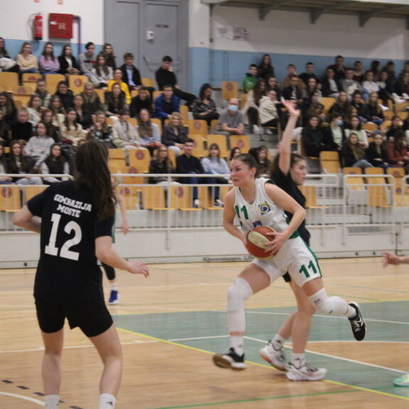 Sara v prodoru proti košu, foto: Arne Bilbija, 1K 