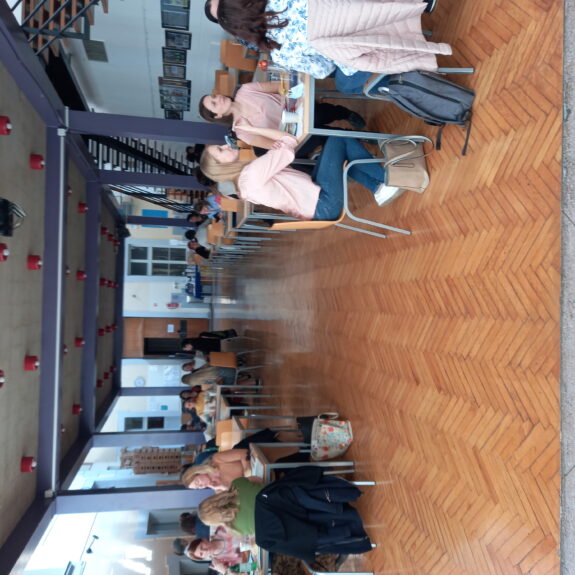 Mentorji med druženjem v atriju, foto: Zlatka Butkovec Gačnik